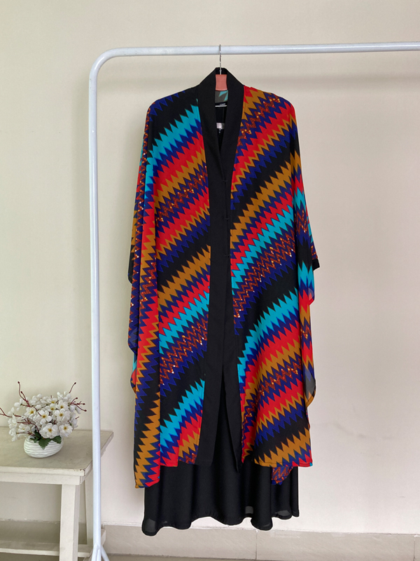 SQUARE CAPE CHEVRON PRINT