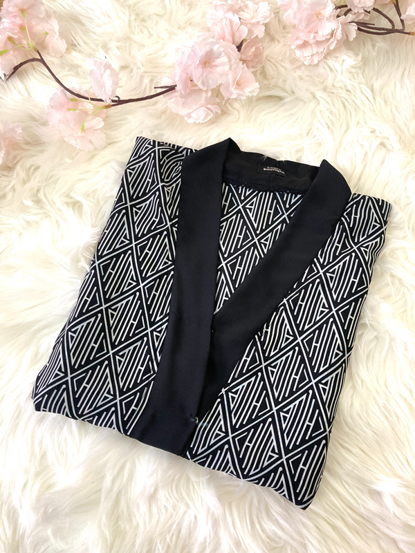 SQUARE CAPE GEOMETRIC PRINT