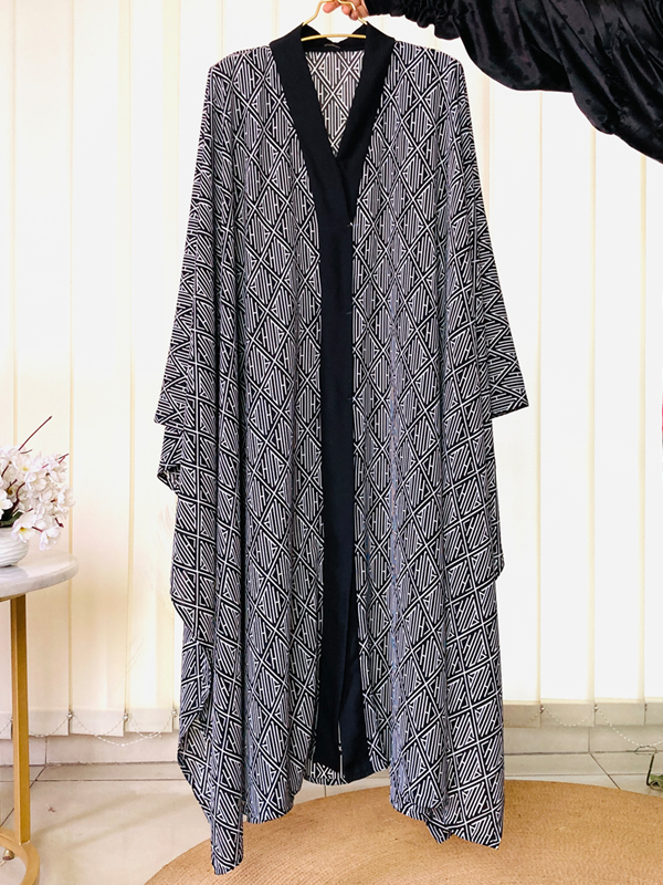 SQUARE CAPE GEOMETRIC PRINT