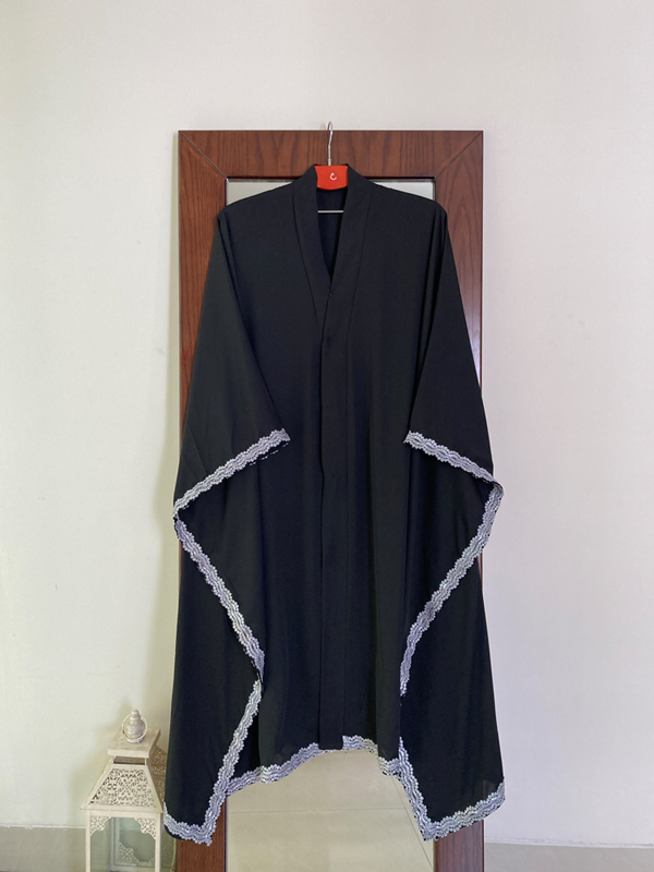 SQUARE CAPE WITH ASH LACE